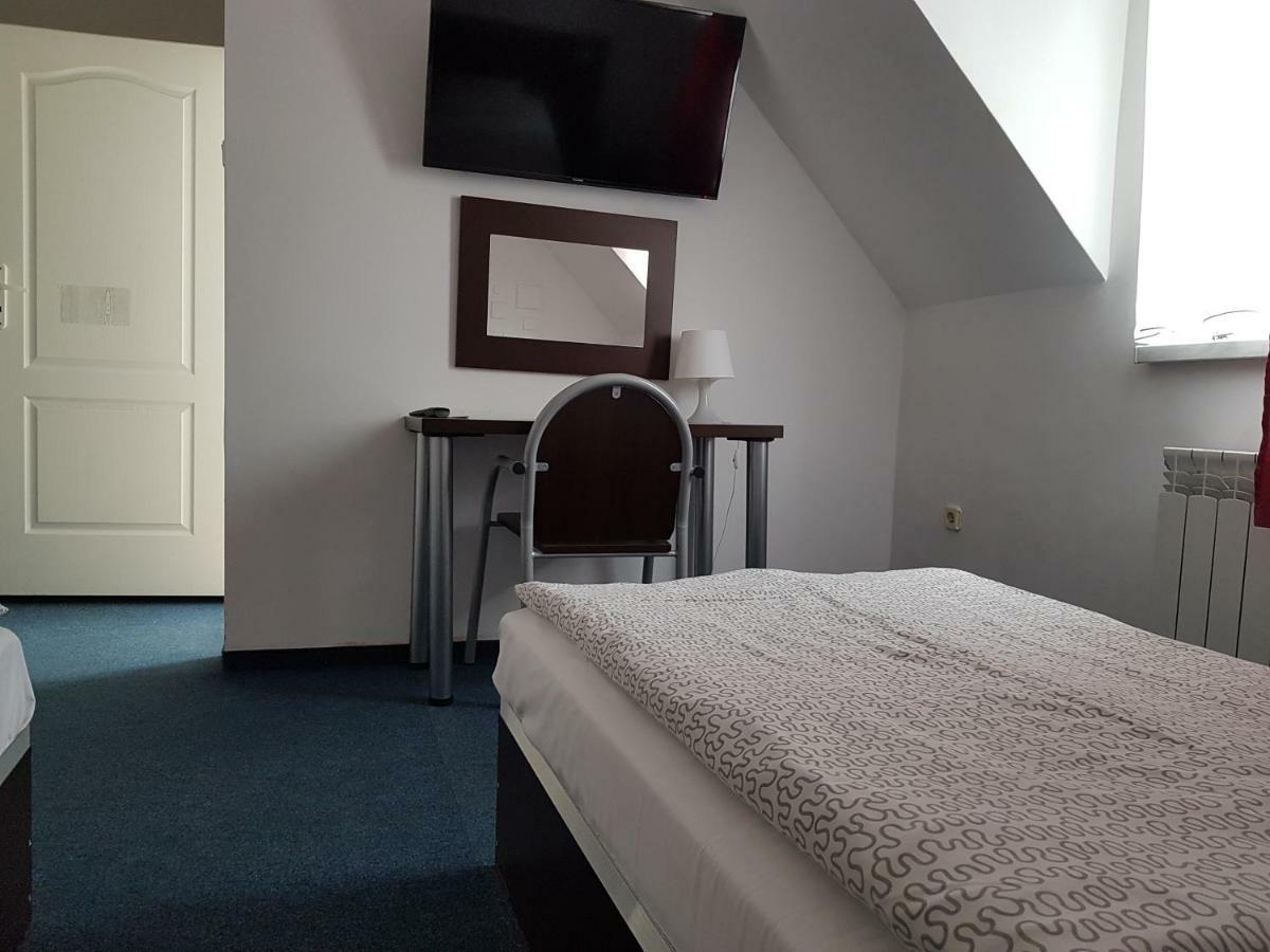 Hotelik Pod Baranami Siechnice Bagian luar foto